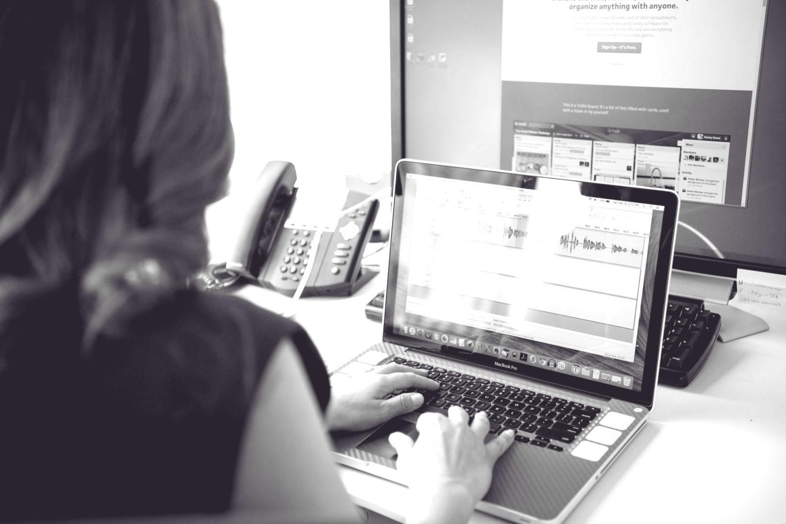 Students working on live SEO projects during hands-on learning session